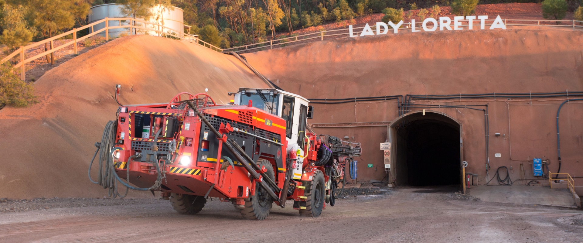 Une machine jumbo Redpath entre dans le tunnel de la mine Lady Loretta pour effectuer un forage latéral de production minière.